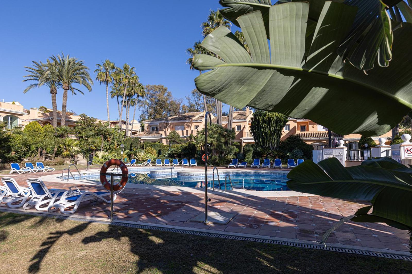 Large Ground Floor Apartment With Private Garden And Beach Access Estepona Exterior photo