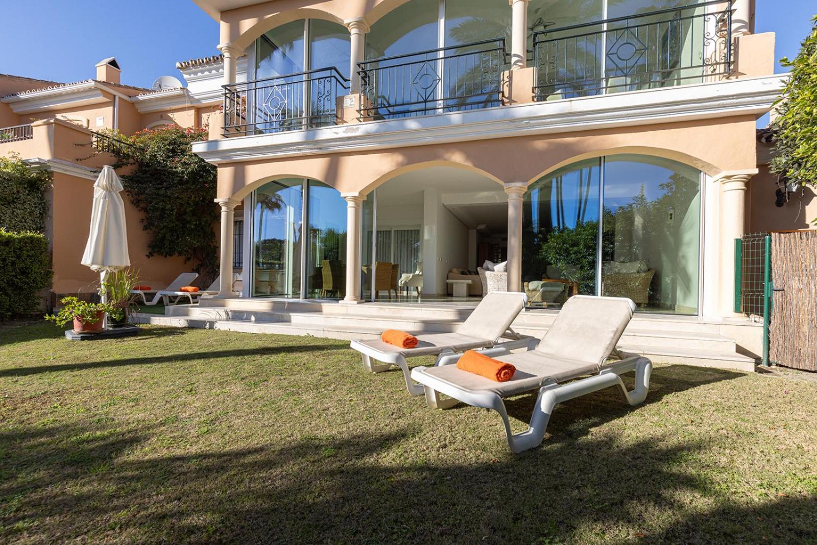 Large Ground Floor Apartment With Private Garden And Beach Access Estepona Exterior photo