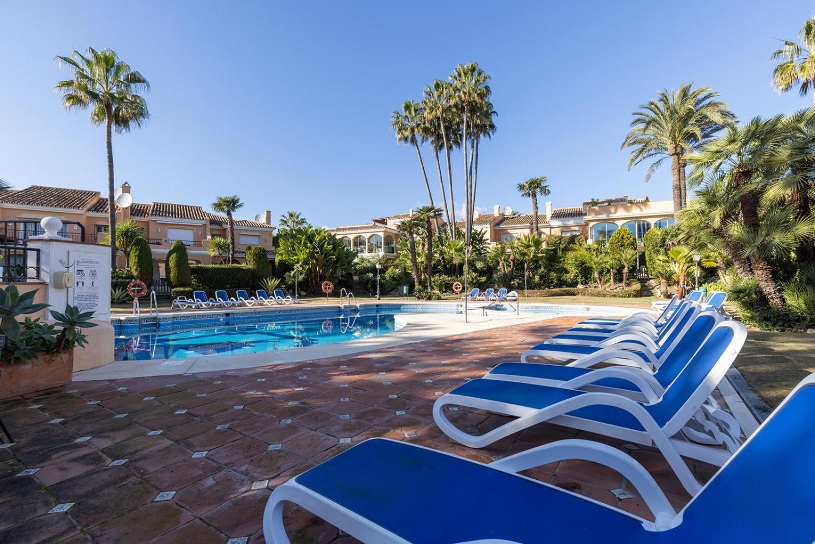 Large Ground Floor Apartment With Private Garden And Beach Access Estepona Exterior photo