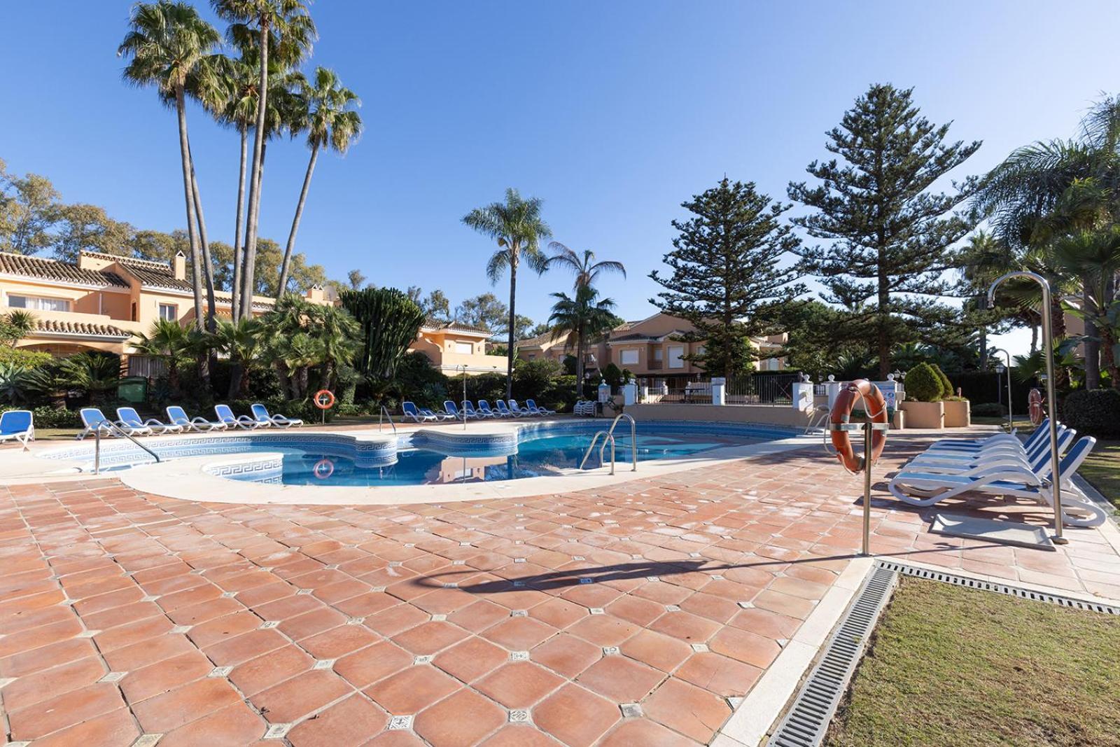 Large Ground Floor Apartment With Private Garden And Beach Access Estepona Exterior photo