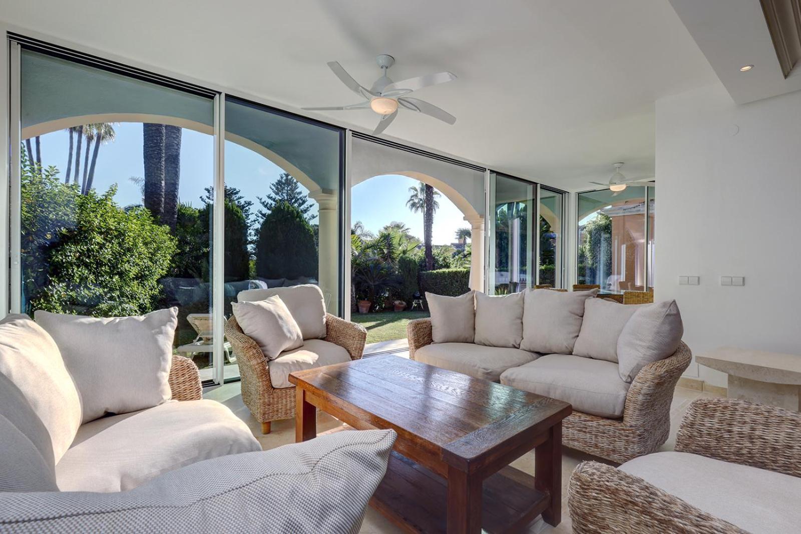 Large Ground Floor Apartment With Private Garden And Beach Access Estepona Exterior photo
