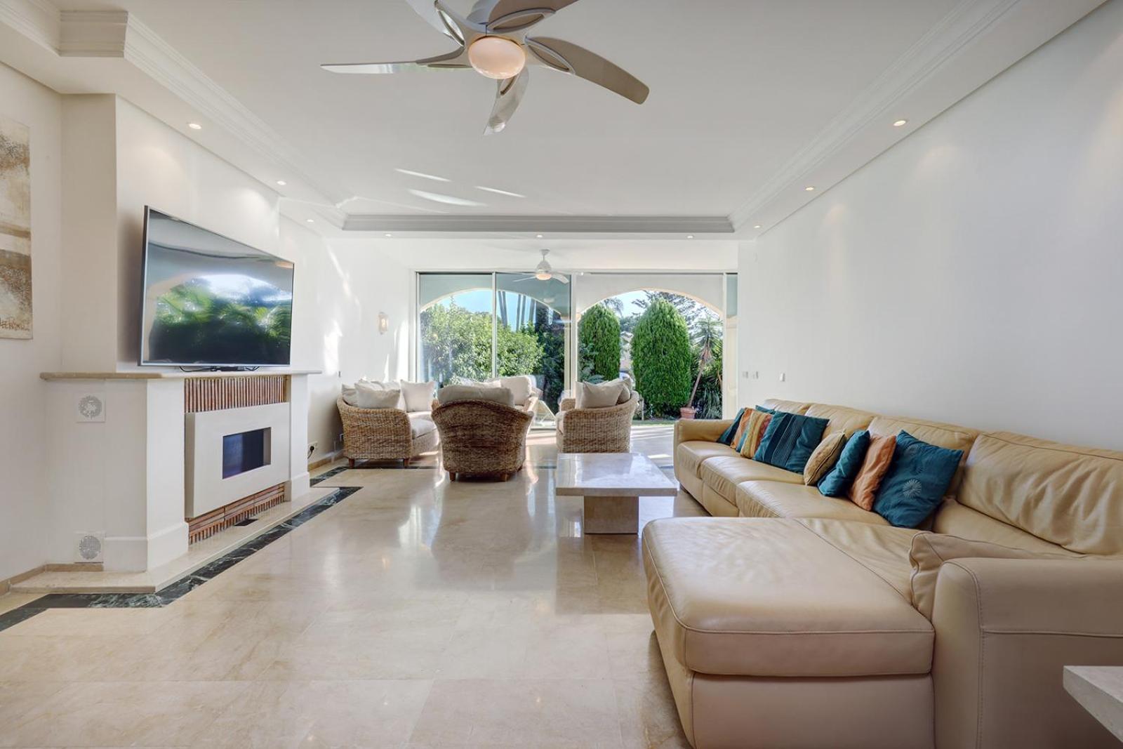 Large Ground Floor Apartment With Private Garden And Beach Access Estepona Exterior photo