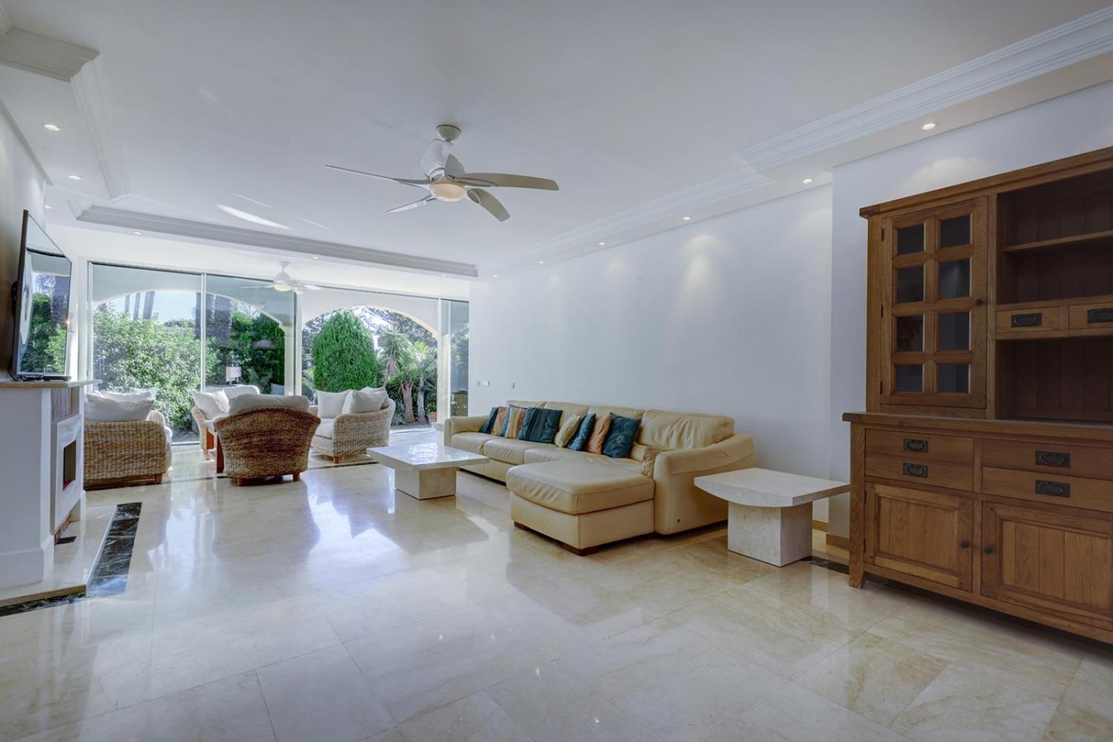 Large Ground Floor Apartment With Private Garden And Beach Access Estepona Exterior photo