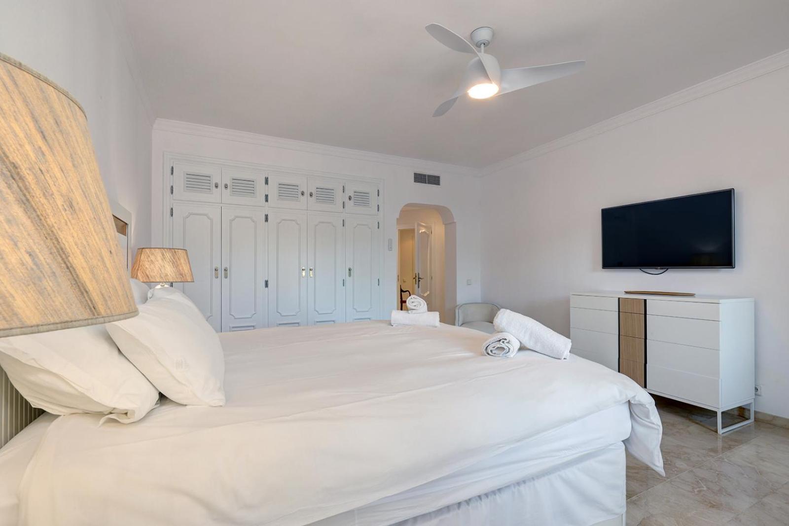 Large Ground Floor Apartment With Private Garden And Beach Access Estepona Exterior photo