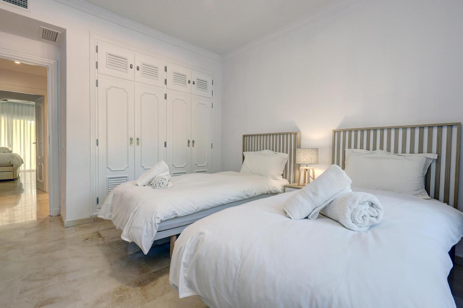 Large Ground Floor Apartment With Private Garden And Beach Access Estepona Exterior photo